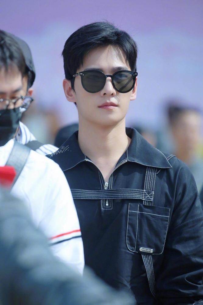 迪丽热巴|杨洋新戏开机，站姿笔挺走路带风；迪丽热巴连衣裙秀蚁腰，被夸完颜CP