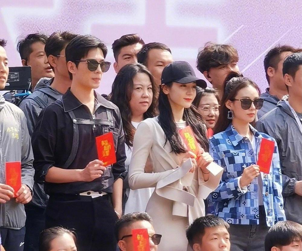 迪丽热巴|杨洋新戏开机，站姿笔挺走路带风；迪丽热巴连衣裙秀蚁腰，被夸完颜CP