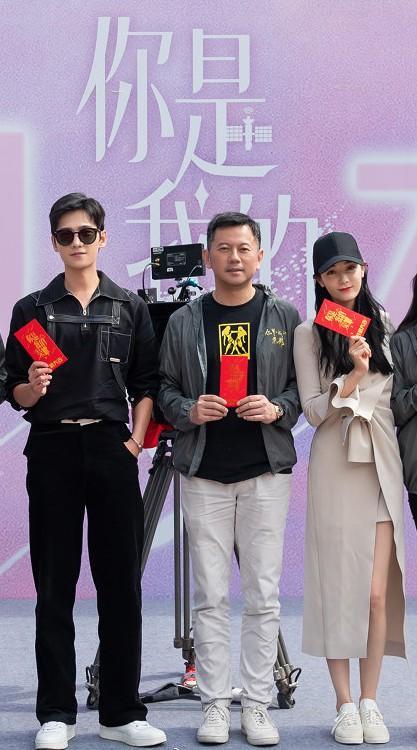 迪丽热巴|杨洋新戏开机，站姿笔挺走路带风；迪丽热巴连衣裙秀蚁腰，被夸完颜CP