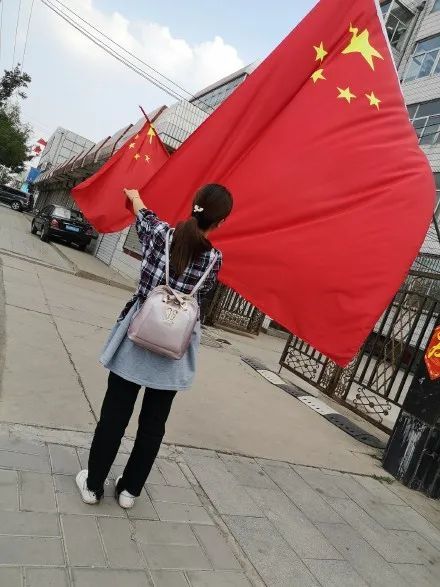 com 中秋 国庆=中国 双节来临 和国旗合影 一