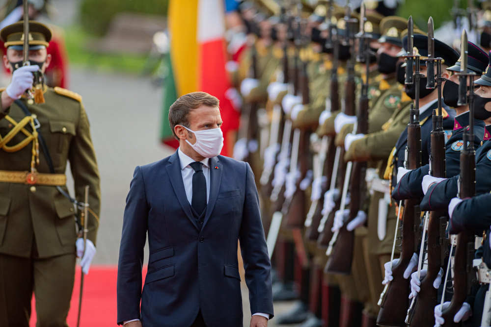 (新华社发)马克龙当天在里加与拉脱维亚总理卡林斯举行会谈.