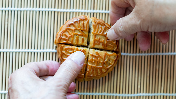 麦饼|爱吃榴莲月饼的年轻人还会买五仁月饼吗？