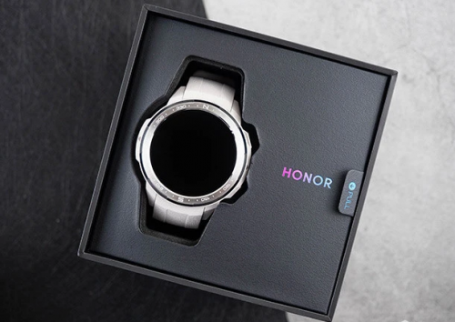 荣耀手表gs pro颜值备受肯定,一共有四种颜色:碳石黑,极地白,荒漠灰