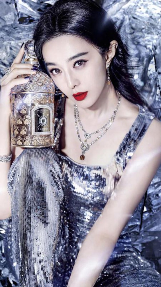 范冰冰|范冰冰复出之路越走越宽，既高调现身车展，又与某大牌成功签约，网友：祝好