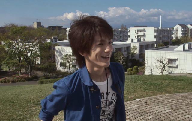 剧情来到正片,这位阳光帅气的少年叫做礼堂光,大家记住他这个笑容哦