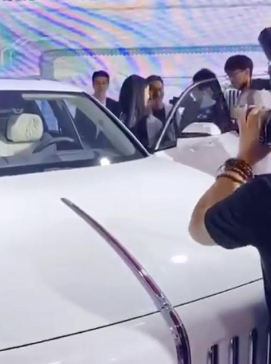 范冰冰|范冰冰复出之路越走越宽，既高调现身车展，又与某大牌成功签约，网友：祝好