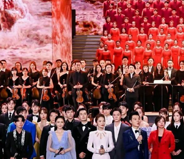 黄晓明|百花奖合影全员变形，43岁黄晓明颜值依旧在线，网友：晓明扛住了