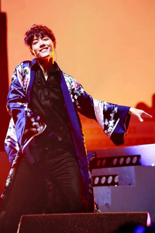 张艺兴|同性相吸？肖战张艺兴互关，背后最大受益者竟是他