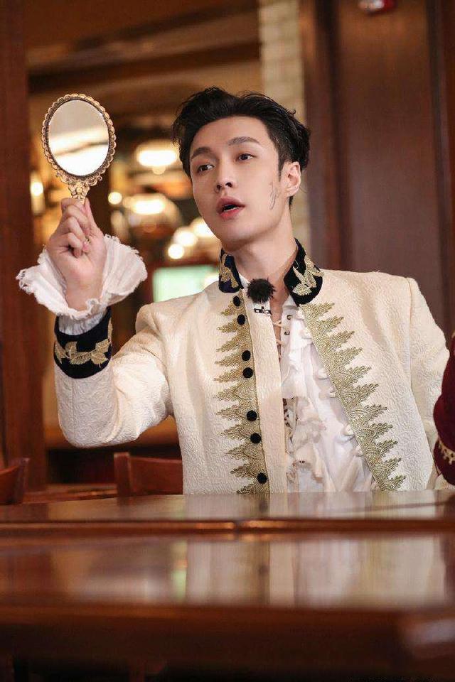 张艺兴|同性相吸？肖战张艺兴互关，背后最大受益者竟是他