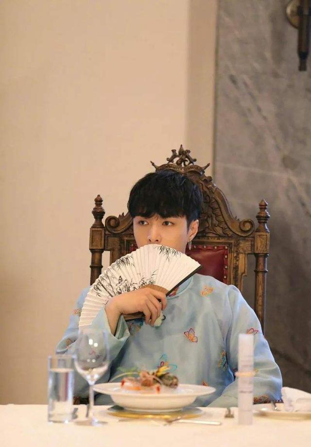 张艺兴|同性相吸？肖战张艺兴互关，背后最大受益者竟是他