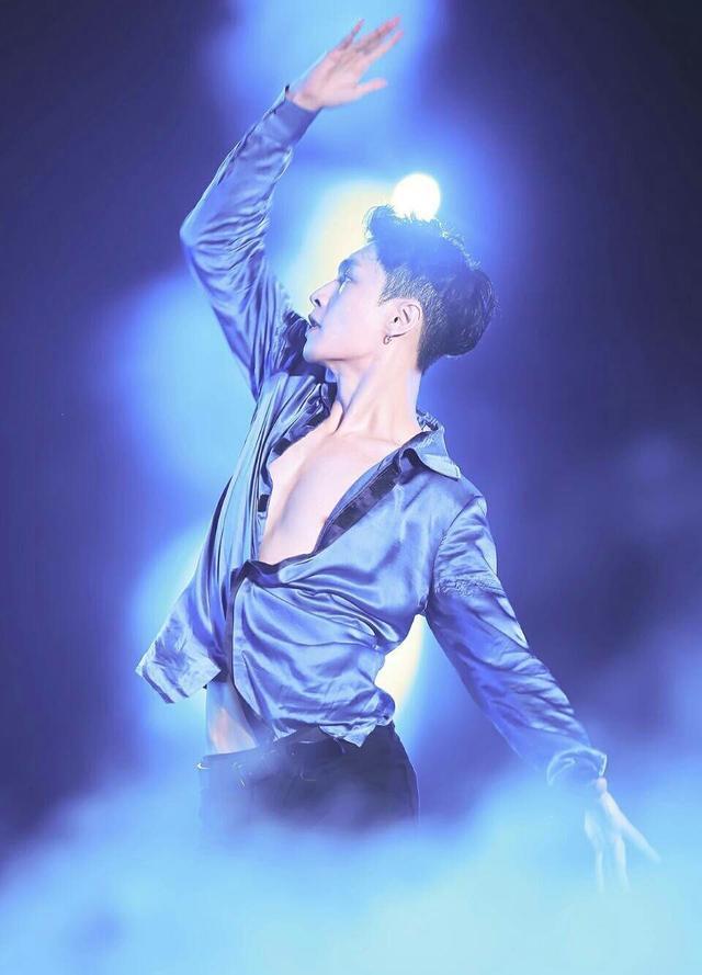 张艺兴|同性相吸？肖战张艺兴互关，背后最大受益者竟是他