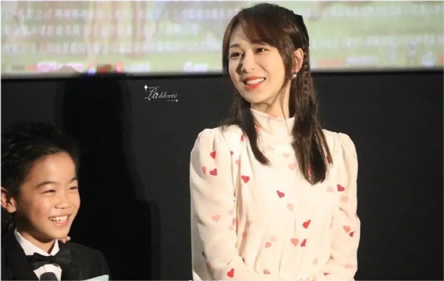 杨紫|杨紫路演生图曝光，笑容甜美妆发造型极佳，“丑小鸭”终蜕变成“白雪公主”