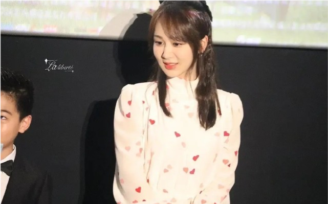 杨紫|杨紫路演生图曝光，笑容甜美妆发造型极佳，“丑小鸭”终蜕变成“白雪公主”