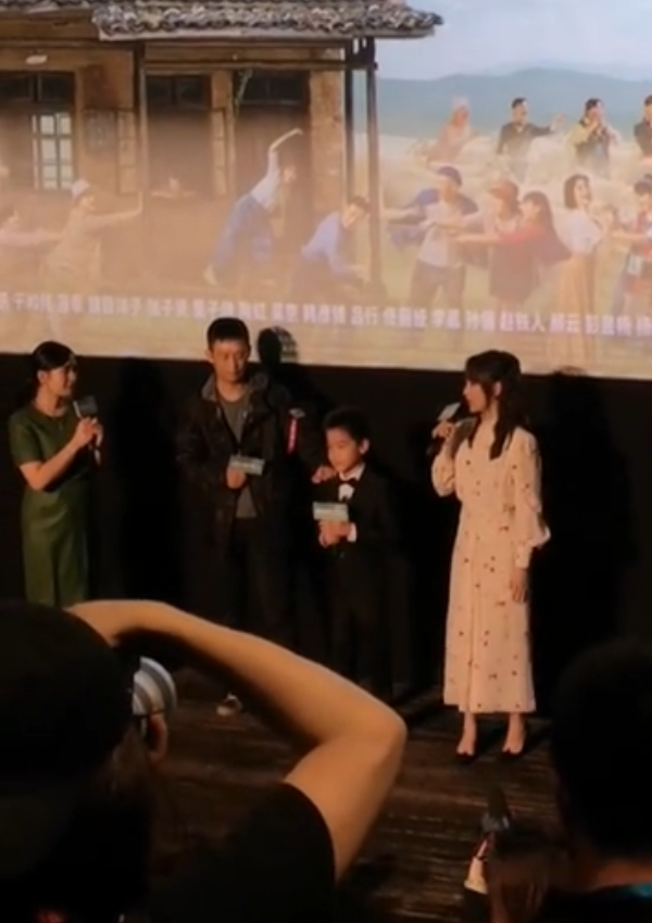 杨紫|杨紫路演生图曝光，笑容甜美妆发造型极佳，“丑小鸭”终蜕变成“白雪公主”