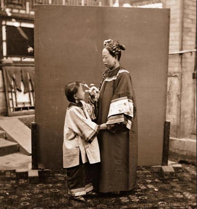 老照片汤姆森拍摄的满族妇女图5女主比较漂亮