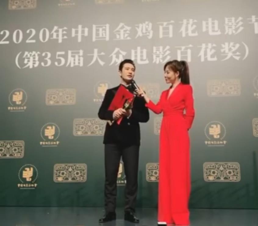 黄晓明|百花奖合影全员变形，43岁黄晓明颜值依旧在线，网友：晓明扛住了