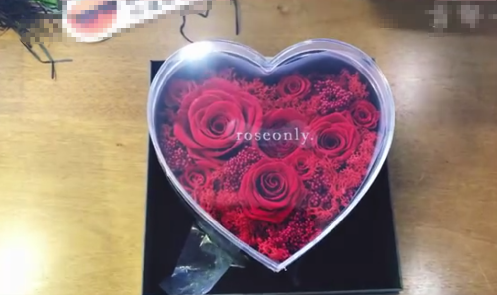 礼盒|明星中秋礼盒太奢华，肖战永生花礼盒被倒卖，价格高达4500