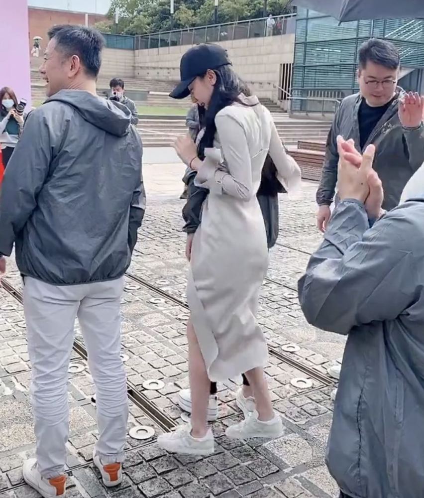 迪丽热巴|热巴被虫子吓到跳脚，杨洋“问号脸”，网友：没有心疼甚至想笑