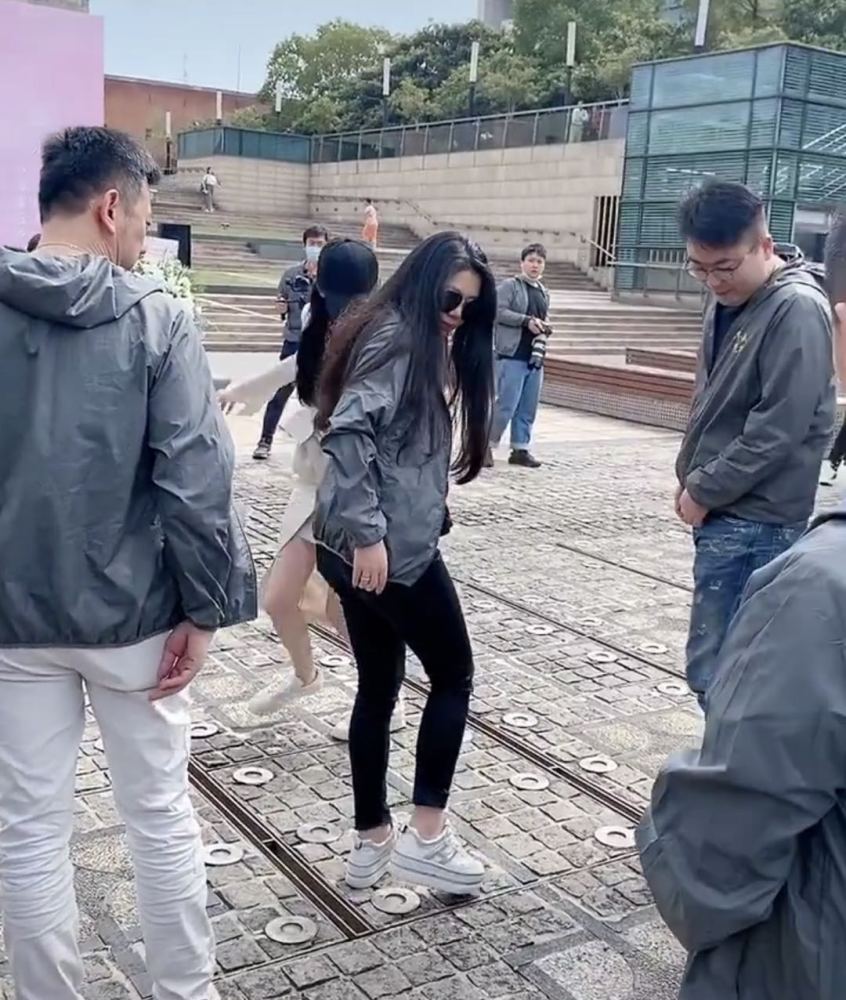 迪丽热巴|热巴被虫子吓到跳脚，杨洋“问号脸”，网友：没有心疼甚至想笑