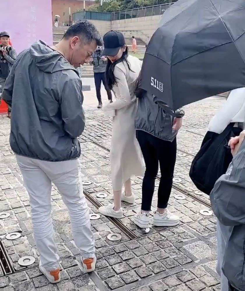 迪丽热巴|热巴被虫子吓到跳脚，杨洋“问号脸”，网友：没有心疼甚至想笑