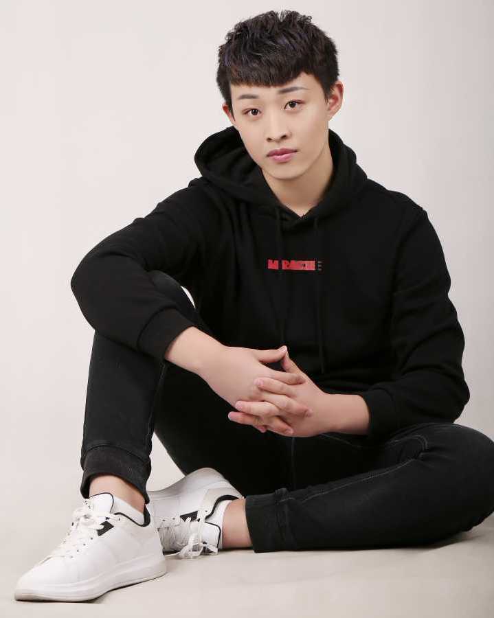 蔡徐坤|这么想红？从肖战到蔡徐坤再到TFBOYS，6位顶流都被他成功带出场