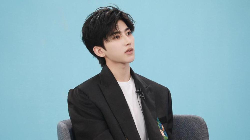 蔡徐坤|这么想红？从肖战到蔡徐坤再到TFBOYS，6位顶流都被他成功带出场