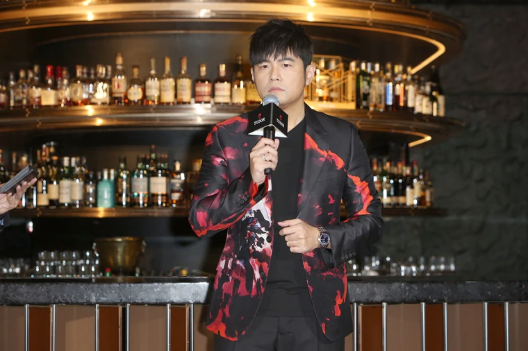 周杰伦|41岁周杰伦中年发福，出席活动吐槽自己身材，称不能被衰老击败期待拍打戏