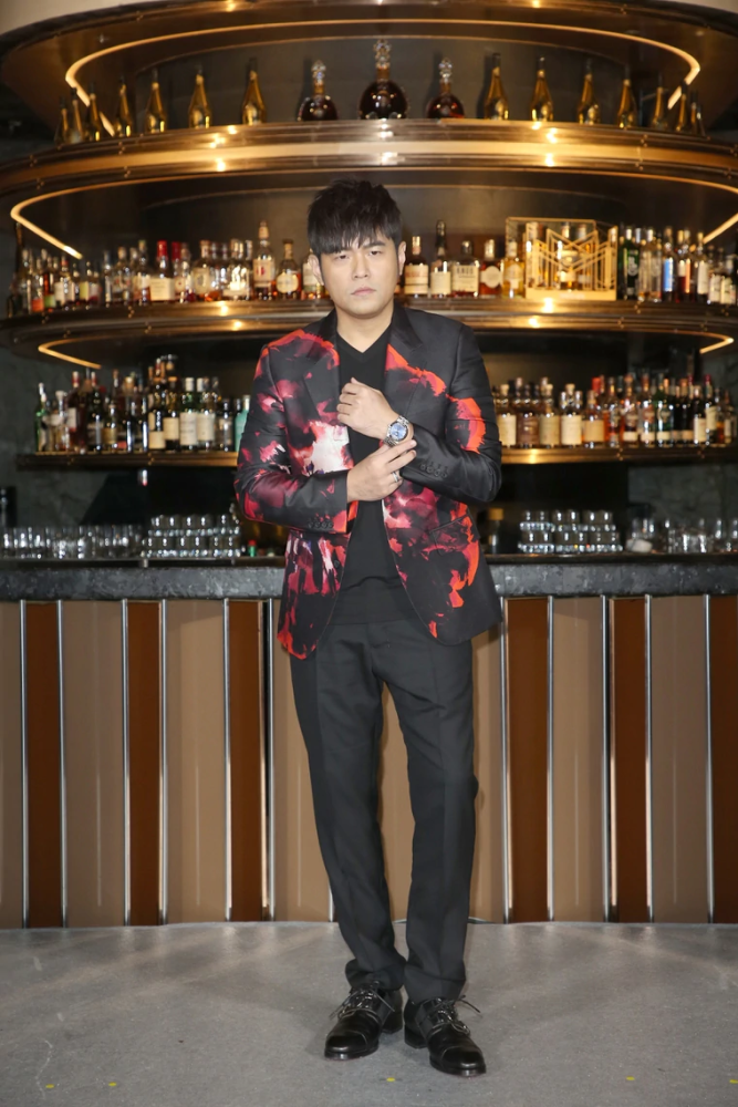 周杰伦|41岁周杰伦中年发福，出席活动吐槽自己身材，称不能被衰老击败期待拍打戏