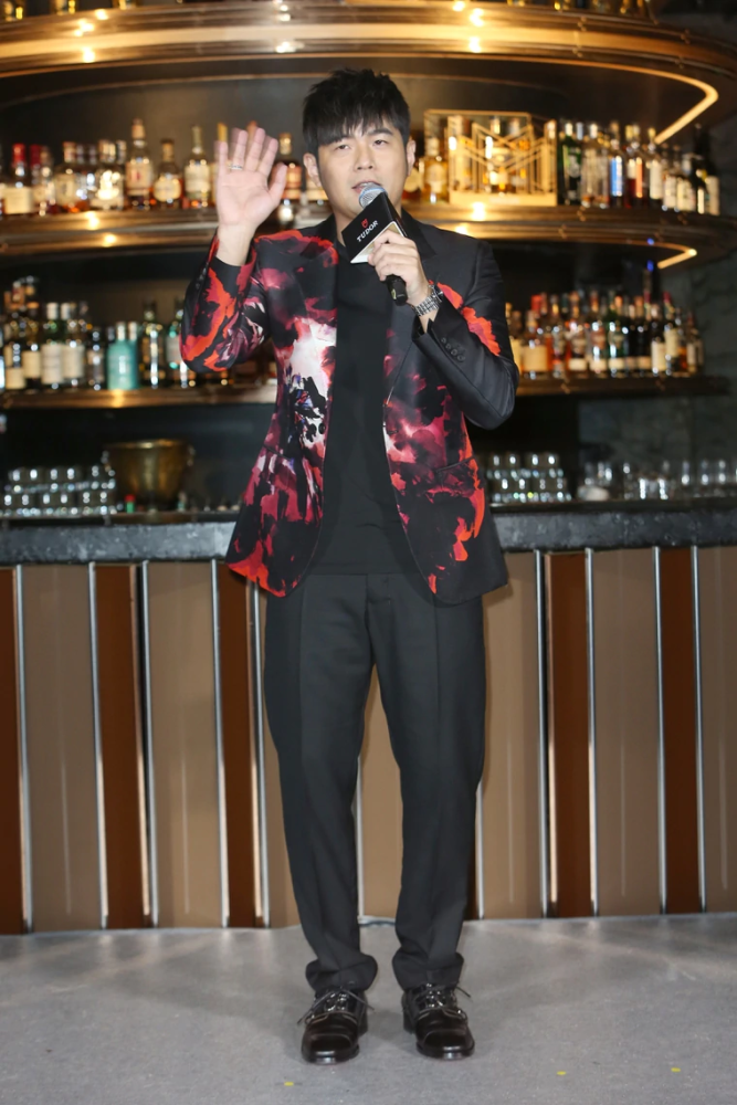 周杰伦|41岁周杰伦中年发福，出席活动吐槽自己身材，称不能被衰老击败期待拍打戏