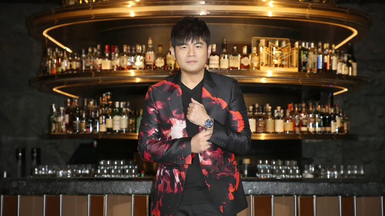 周杰伦|41岁周杰伦中年发福，出席活动吐槽自己身材，称不能被衰老击败期待拍打戏