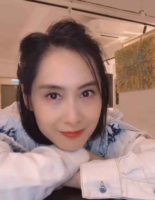 朱茵|朱茵现身校园拍戏，49岁状态绝美，学生惊呼自己看到神仙姐姐！