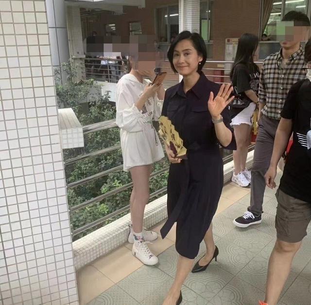 朱茵|朱茵现身校园拍戏，49岁状态绝美，学生惊呼自己看到神仙姐姐！