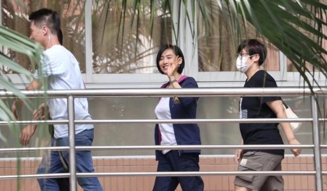 朱茵|朱茵现身校园拍戏，49岁状态绝美，学生惊呼自己看到神仙姐姐！