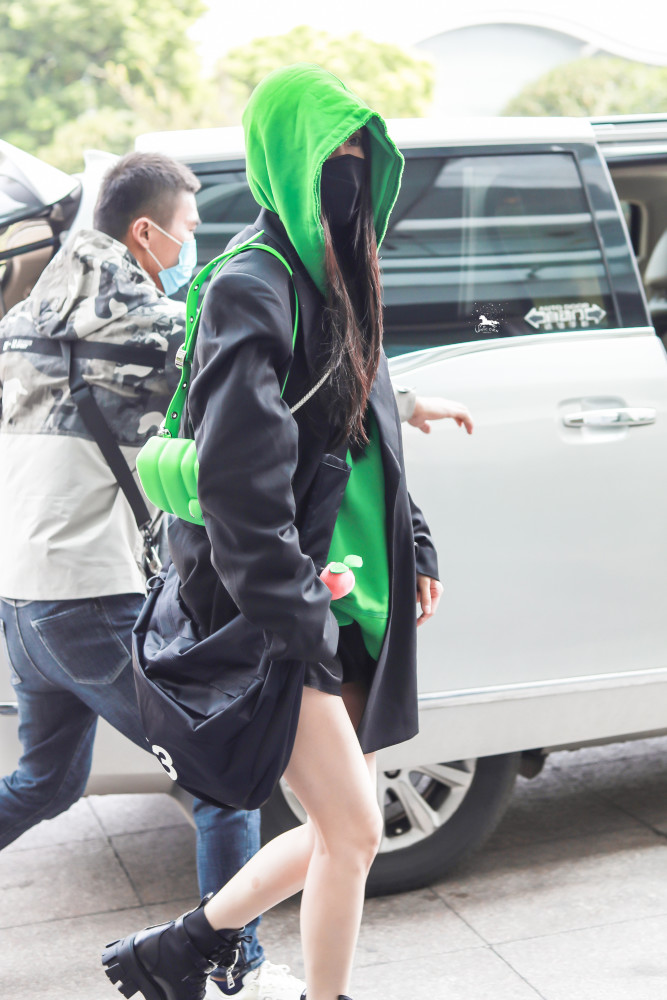 杨幂|杨幂2.8元水蜜桃胸针丢了，发博太有梗：桃桃逃了，勤俭节约令人圈粉