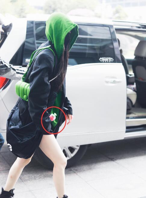 杨幂|杨幂2.8元水蜜桃胸针丢了，发博太有梗：桃桃逃了，勤俭节约令人圈粉