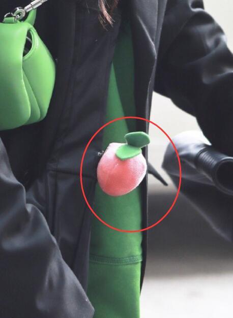 杨幂|杨幂2.8元水蜜桃胸针丢了，发博太有梗：桃桃逃了，勤俭节约令人圈粉