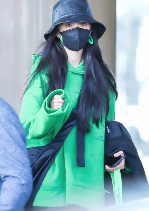 杨幂|杨幂2.8元水蜜桃胸针丢了，发博太有梗：桃桃逃了，勤俭节约令人圈粉