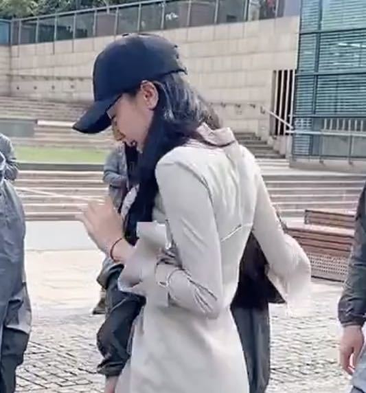 迪丽热巴|热巴被虫子吓到跳脚，杨洋“问号脸”，网友：没有心疼甚至想笑