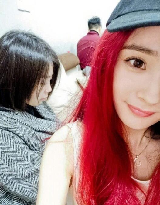 杨幂|杨幂2.8元水蜜桃胸针丢了，发博太有梗：桃桃逃了，勤俭节约令人圈粉