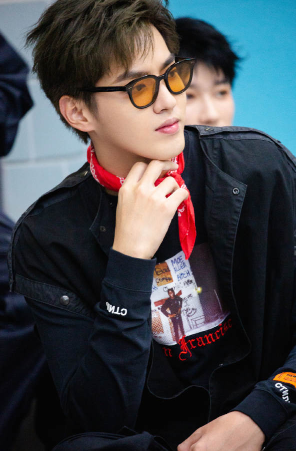 还觉得东北大花裤难看就土了!看吴亦凡穿上后,秀出超模身材太绝