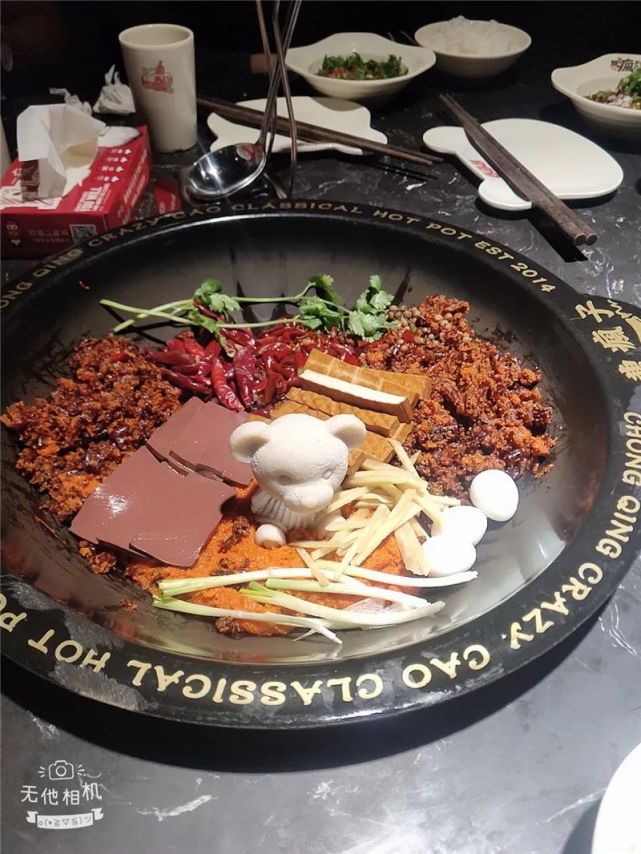 别看他火辣辣的,但这祖传工艺锅底辣而不燥,就是重庆曹疯子火锅的特点