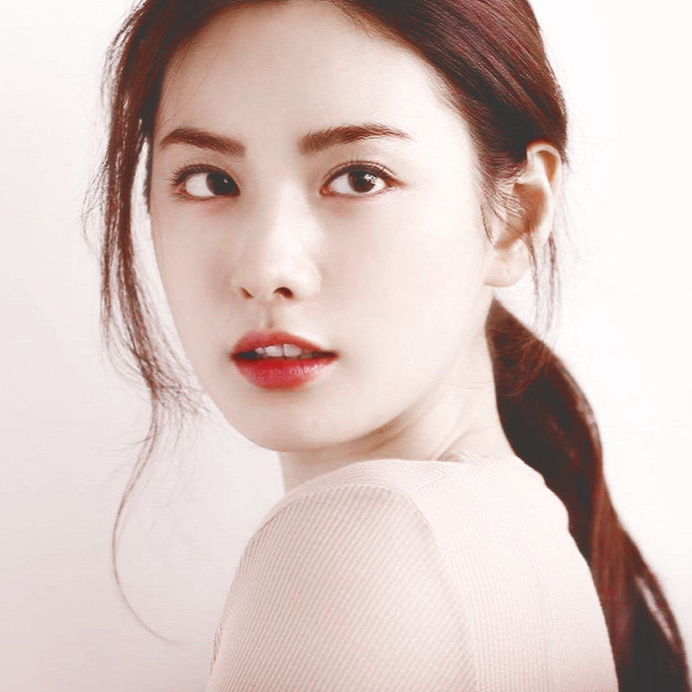 的色彩,自然的裸妆,甜美笑容,随意但又不造作的小动作,淡淡的就很漂亮