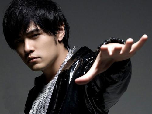 周杰伦|41岁周杰伦中年发福，出席活动吐槽自己身材，称不能被衰老击败期待拍打戏