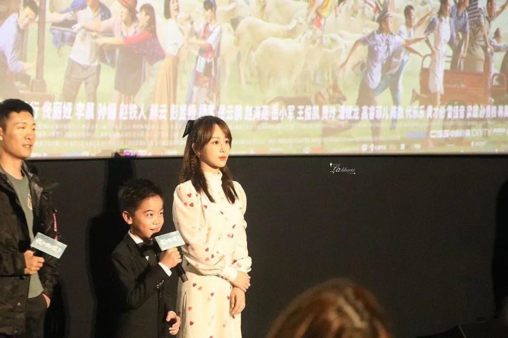 杨紫|杨紫换造型师终于赢了，蝴蝶结配桃心裙成初恋女神，甜到把持不住