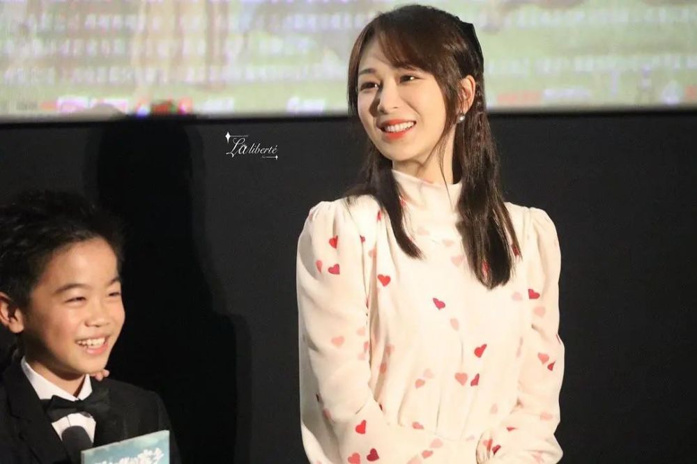 杨紫|杨紫换造型师终于赢了，蝴蝶结配桃心裙成初恋女神，甜到把持不住