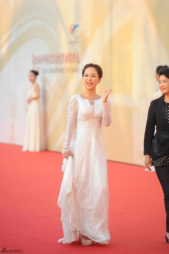 杨紫|杨紫换造型师终于赢了，蝴蝶结配桃心裙成初恋女神，甜到把持不住