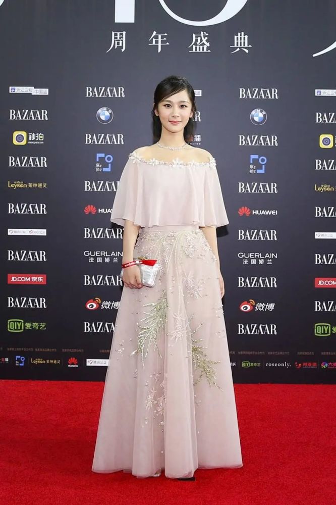 杨紫|杨紫换造型师终于赢了，蝴蝶结配桃心裙成初恋女神，甜到把持不住