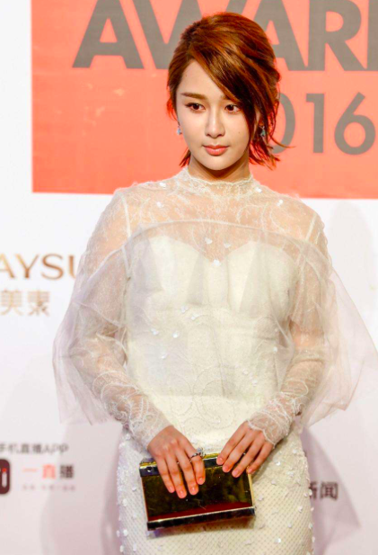 杨紫|杨紫换造型师终于赢了，蝴蝶结配桃心裙成初恋女神，甜到把持不住