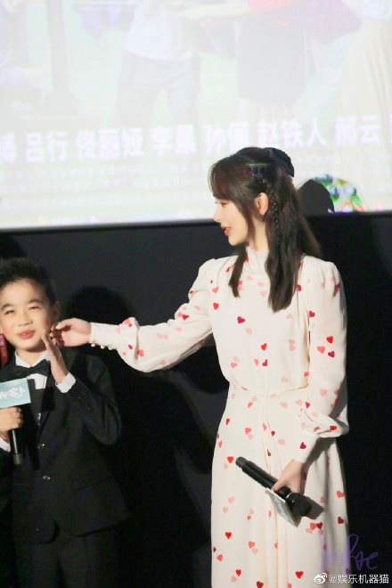 杨紫|杨紫换造型师终于赢了，蝴蝶结配桃心裙成初恋女神，甜到把持不住