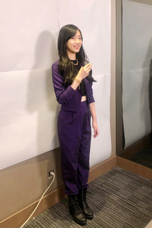 小s女儿许曦文许韶恩合体拍照穿棉服马丁靴14岁腿长超妈妈